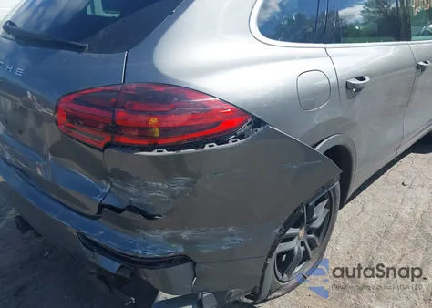 2016 Porsche Cayenne z USA, uszkodzony, nr VIN WP1AA2A24GLA10857